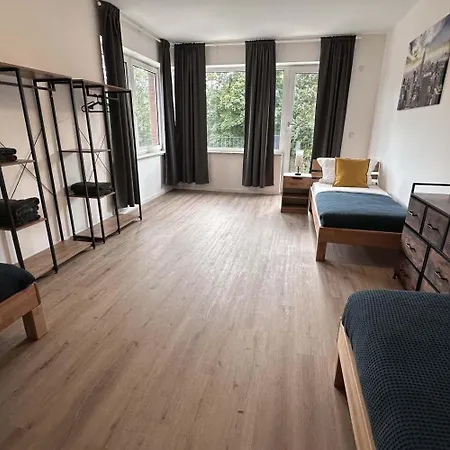 Large Group Apartments - Single Beds - Free Parking - Near Duesseldorf Airport Apartmán *