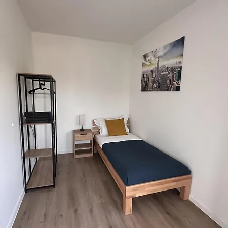Large Group Apartments - Single Beds - Free Parking - Near Duesseldorf Airport