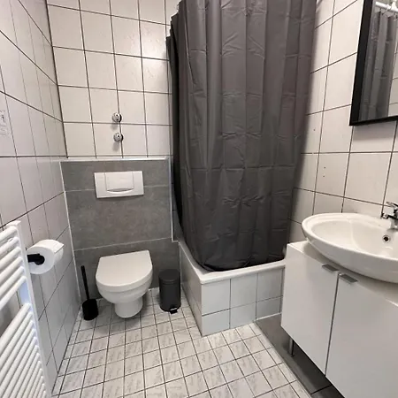 Large Group Apartments - Single Beds - Free Parking - Near Duesseldorf Airport *