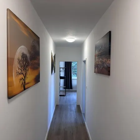 Large Group Apartments - Single Beds - Free Parking - Near Duesseldorf Airport Duisburg