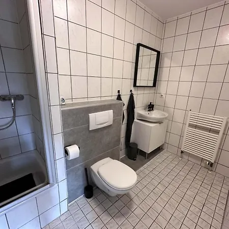 Large Group Apartments - Single Beds - Free Parking - Near Duesseldorf Airport *