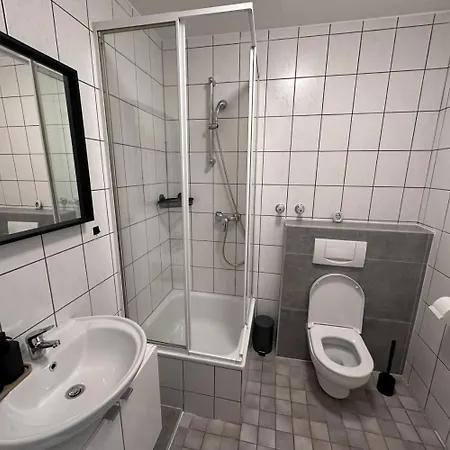 Large Group Apartments - Single Beds - Free Parking - Near Duesseldorf Airport Duisburg