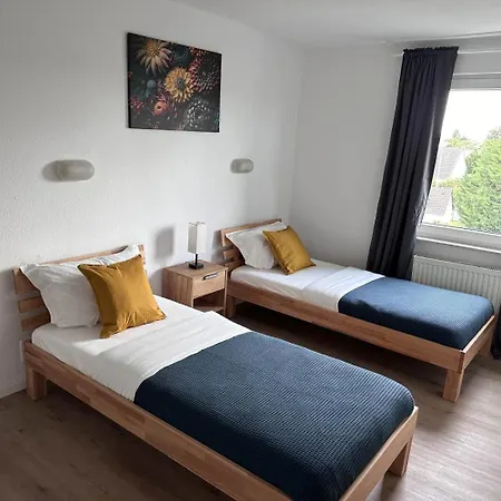 Large Group Apartments - Single Beds - Free Parking - Near Duesseldorf Airport Appartement Duisburg