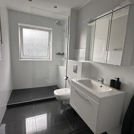 Large Group Apartments - Single Beds - Free Parking - Near Duesseldorf Airport *
