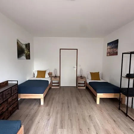 Large Group Apartments - Single Beds - Free Parking - Near Duesseldorf Airport