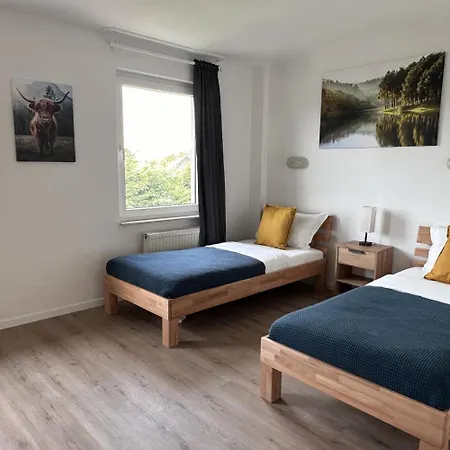 Large Group Apartments - Single Beds - Free Parking - Near Duesseldorf Airport Duisburg