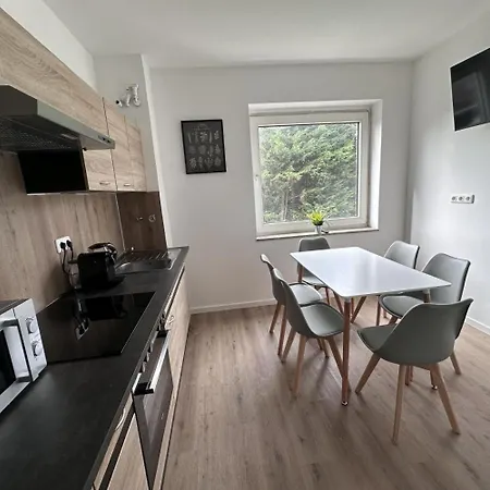 Large Group Apartments - Single Beds - Free Parking - Near Duesseldorf Airport