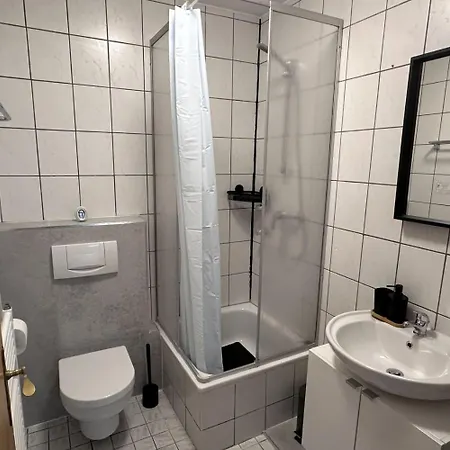 Large Group Apartments - Single Beds - Free Parking - Near Duesseldorf Airport