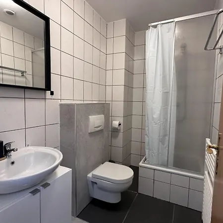 Large Group Apartments - Single Beds - Free Parking - Near Duesseldorf Airport *