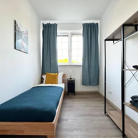 Large Group Apartments - Single Beds - Free Parking - Near Duesseldorf Airport Apartmán Duisburg