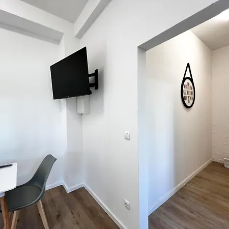 Large Group Apartments - Single Beds - Free Parking - Near Duesseldorf Airport