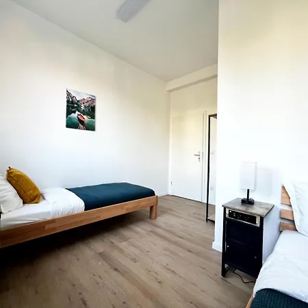 Large Group Apartments - Single Beds - Free Parking - Near Duesseldorf Airport *