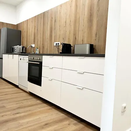 Large Group Apartments - Single Beds - Free Parking - Near Duesseldorf Airport Duisburg
