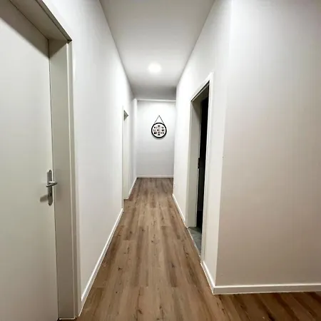 Large Group Apartments - Single Beds - Free Parking - Near Duesseldorf Airport