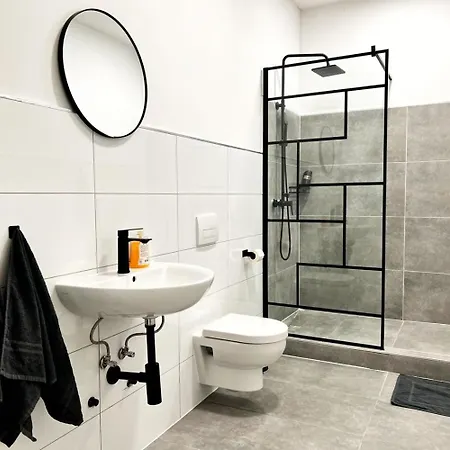 Large Group Apartments - Single Beds - Free Parking - Near Duesseldorf Airport Duisburg