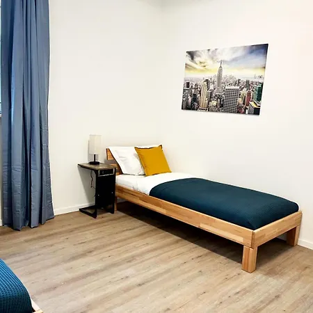 Large Group Apartments - Single Beds - Free Parking - Near Duesseldorf Airport *