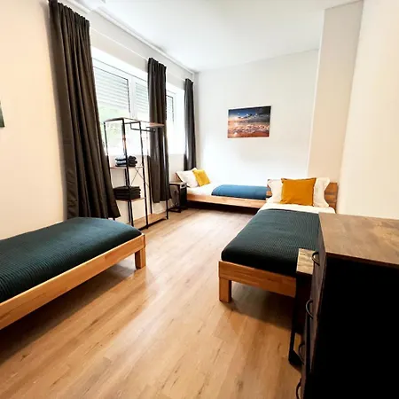 Large Group Apartments - Single Beds - Free Parking - Near Duesseldorf Airport Appartement